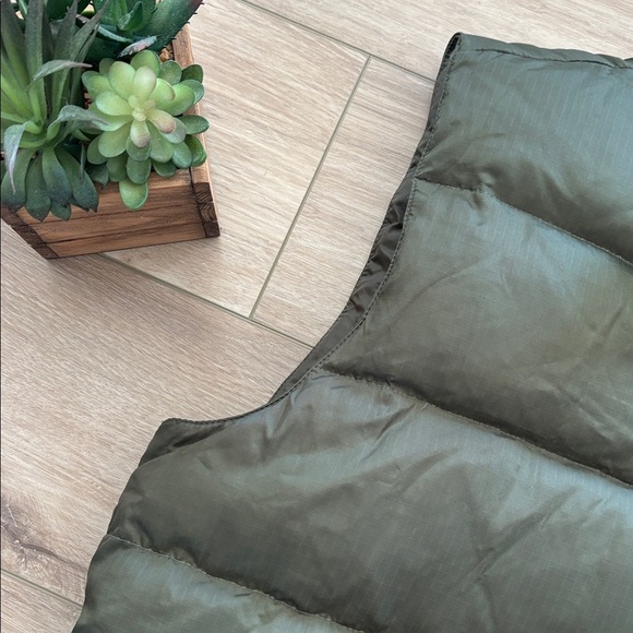 GAP Men’s Green Quilted Puffer Vest – Size Large – Like New - Picture 3 of 8